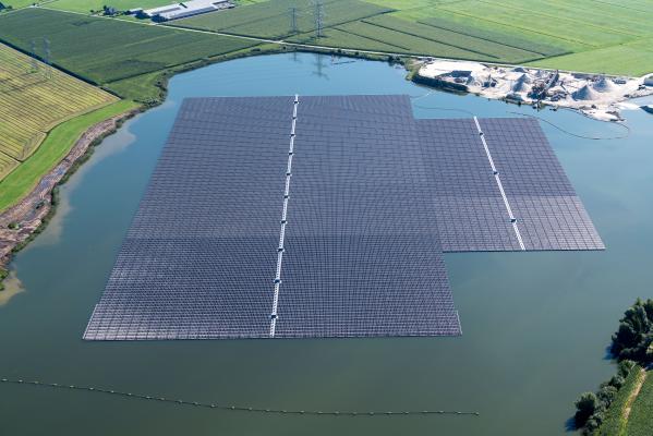 Floating solar farms image